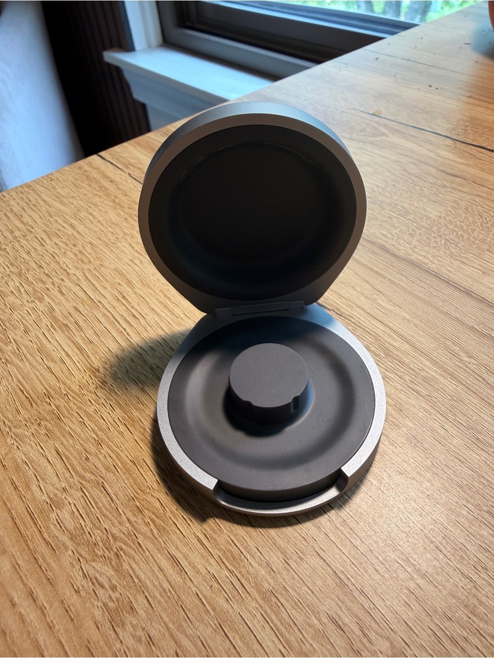 Silver Round Compact Case - Picture 3 of 4